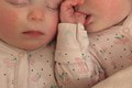 Ľudia len krútia hlavami, ako je to možné: Dvojičky sa narodili s odstupom jedného mesiaca!