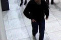 Muž okrádal ľudí priamo na hlavnej stanici! Polícia žiada o pomoc: Poznáte osobu na fotkách?