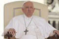 Pápež František je po vážnej operácii! Aký je jeho stav? Vatikán prehovoril