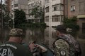 Ruskí vojaci strieľajú na ľudí, ktorí utekajú pred vodou: Jedného civilistu zabili