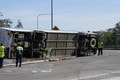 Cesta zo svadby sa zmenila na nočnú moru: Prevrátený autobus si vyžiadal množstvo mŕtvych a zranených