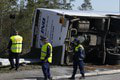 Cesta zo svadby sa zmenila na nočnú moru: Prevrátený autobus si vyžiadal množstvo mŕtvych a zranených