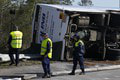 Cesta zo svadby sa zmenila na nočnú moru: Prevrátený autobus si vyžiadal množstvo mŕtvych a zranených