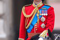 Kráľ je k svojmu mladšiemu bratovi nekompromisný: Zákaz, ktorý nevie princ Andrew prekusnúť