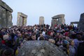 Pri Stonehenge bolo poriadne rušno: Ľudia dvíhali ruky k nebu a... Budete prekvapení, čo sa tam deje