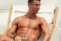 Cristiano Ronaldo zobral hriešne sexi Georginu na jachtu: Čo to robí s tou rukou?!