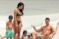 Cristiano Ronaldo zobral hriešne sexi Georginu na jachtu: Čo to robí s tou rukou?!