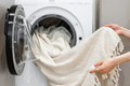 Viete, ako správne prať? Neničte si oblečenie: 3 triky, ktoré predlžujú životnosť látky