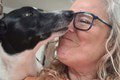 Pes zachránil žene život: Keď sa začala správať divne, majiteľka musela konať