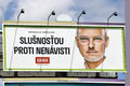 Slovensko zaplnili bilbordy politikov, reklamný marketér krúti hlavou: Toto je pre mňa nepochopiteľné!