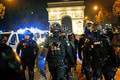 Mimoriadna situácia vo Francúzsku: Do ulíc mieri 45-tisíc policajtov a obrnené vozidlá