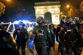 Vo Francúzsku vládne anarchia: Útok na starostovu rodinu! Desivé zábery z protestov