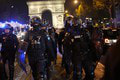 Mimoriadna situácia vo Francúzsku: Do ulíc mieri 45-tisíc policajtov a obrnené vozidlá