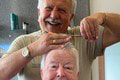Dojemný príklad zákazníckej vernosti: Päťdesiat rokov u rovnakého holiča! Posledná fotka vám zlomí srdce