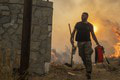 Plamene ničia, čo im príde do cesty: Na gréckom ostrove našli uhoreného muža