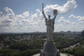 Túžila po tom väčšina: Ukrajinci odstránili sovietsky znak z ikonickej sochy v Kyjeve