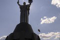Túžila po tom väčšina: Ukrajinci odstránili sovietsky znak z ikonickej sochy v Kyjeve