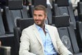 Beckham a Elvis na jednom zábere? Všetko je možné! Takto ste futbalistu ešte nevideli