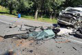 Hrôzostrašná nehoda dodávky s nákladiakom, ktorý viezol drevo: Z auta ostala kopa šrotu!