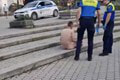 Šialený incident v Žiline: Po nákupnom centre sa premával naháč! Keď dorazili policajti, začalo besnenie...