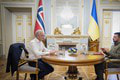 Nórsky premiér neohlásene navštívil Zelenského: Priniesol dar, ktorý sa len tak často nevidí