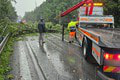 Lipa padla na drevenicu, v ktorej boli deti! Počasie na severe napáchalo škody