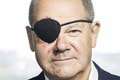 Vrazil mu niekto?! Nemecký kancelár má pásku cez oko: Pozrite sa na neho, vyzerá ako pirát