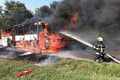 Autobus zhorený na uhoľ! Plamene ho zachvátili nečakane, ako sú na tom cestujúci?