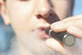 Medzi školákmi sa rozšíril nový fenomén: Tínedžeri holdujú elektronickým cigaretám, alarmujúce čísla!