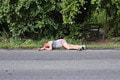Vodiči pri Bratislave zažívajú nočnú moru: Na ceste musia pravidelne obchádzať ležiacu ženu! Prečo problém nikto nerieši?