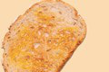 Spôsob, akým si natierate maslo na chlieb, odhaľuje vašu osobnosť: Zistite, čo to o vás prezrádza!
