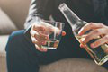 Odborník odhalil 3 znaky začínajúcich alkoholikov: Zbystrite pozornosť, sú častejšie, ako si myslíte