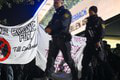 Namiesto ovácií ho čakali demonštrácie: Frontmanovi Rammsteinu to dali poriadne vyžrať! Zasahovala aj polícia