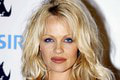 Sexi Pamela Anderson vždy vyzerá dobre: Štýlová aj v gumákoch! Aha na ten outfit