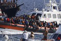 Na ostrov Lampedusa dorazilo ďalšie stovky migrantov: Ich počet sa ale znižuje