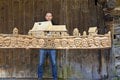Rezbár Rasťo má ruky zo zlata: Vytvoril drevený unikát! Kultúrnemu dedičstvu venuje veľkú pozornosť