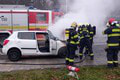 V Karlovej Vsi zasahujú hasiči: Na ceste horí auto! VIDEO z akcie