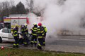 V Karlovej Vsi zasahujú hasiči: Na ceste horí auto! VIDEO z akcie