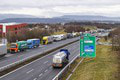 Kamión vpálil do autobusu: Hlásia zranených, diaľnica je uzavretá! Desivá FOTO z nehody