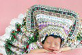 Monika žne úspechy s rozkošnými fotkami novorodencov: Kroje im šije sama! Bábätká dobýjajú svet