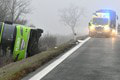 Vážna nehoda na východe Slovenska: Prevrátil sa autobus, medzi zranenými sú aj deti