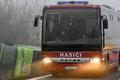 Vážna nehoda na východe Slovenska: Prevrátil sa autobus, medzi zranenými sú aj deti