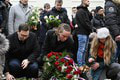 Celá krajina v slzách: Zlomení Česi si pripomínajú obete tragickej streľby, zábery lámu srdce