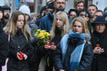 Celá krajina v slzách: Zlomení Česi si pripomínajú obete tragickej streľby, zábery lámu srdce