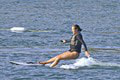 Jason Statham surfoval s partnerkou, keď zrazu... Rosie, kde si zmizla?! Tá FOTO stojí za to