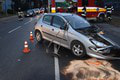 Desivá nehoda: Auto skončilo v betónovej stene! Zasahovať museli hasiči, hlásia zranenie