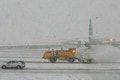 Snehová víchrica spôsobila apokalypsu: Rušenie letov, dopravný chaos a oblasti odrezané od sveta!