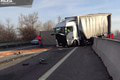 VIDEO z hororovej nehody na D1: Kamión sa prevrátil v strede diaľnice! Úsek uzavreli