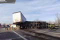 VIDEO z hororovej nehody na D1: Kamión sa prevrátil v strede diaľnice! Úsek uzavreli