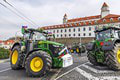 Poľnohospodári na traktoroch zatarasili Slovensko: Farmári útočia hnojom a zápchami!